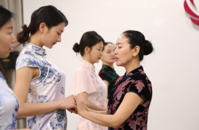 全球8.8开店节 仪态礼仪培训加盟总部地址与广告设计全解析